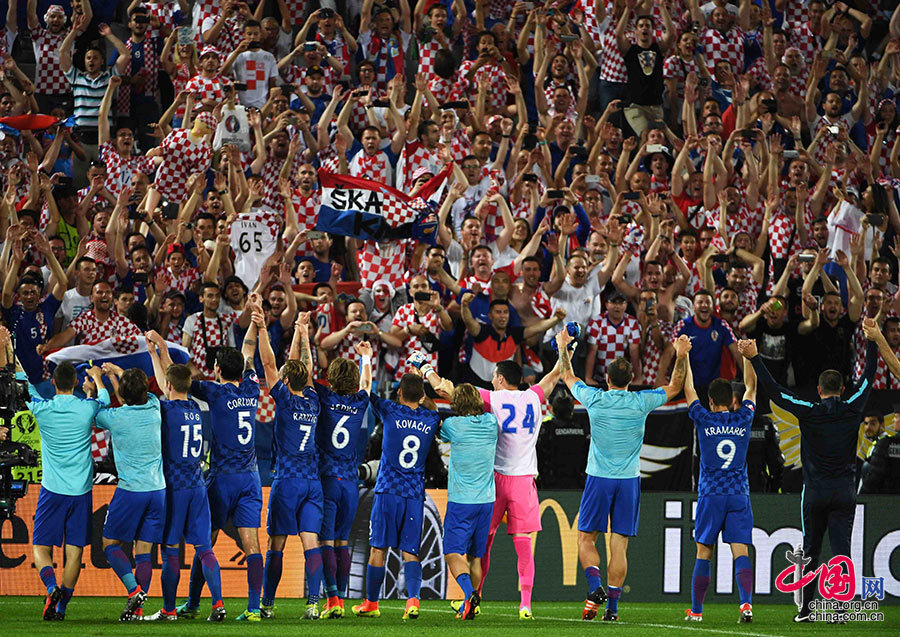 波尔多队客场胜利,给球迷带来喜悦 波尔多队客场胜利,给球迷带来喜悦