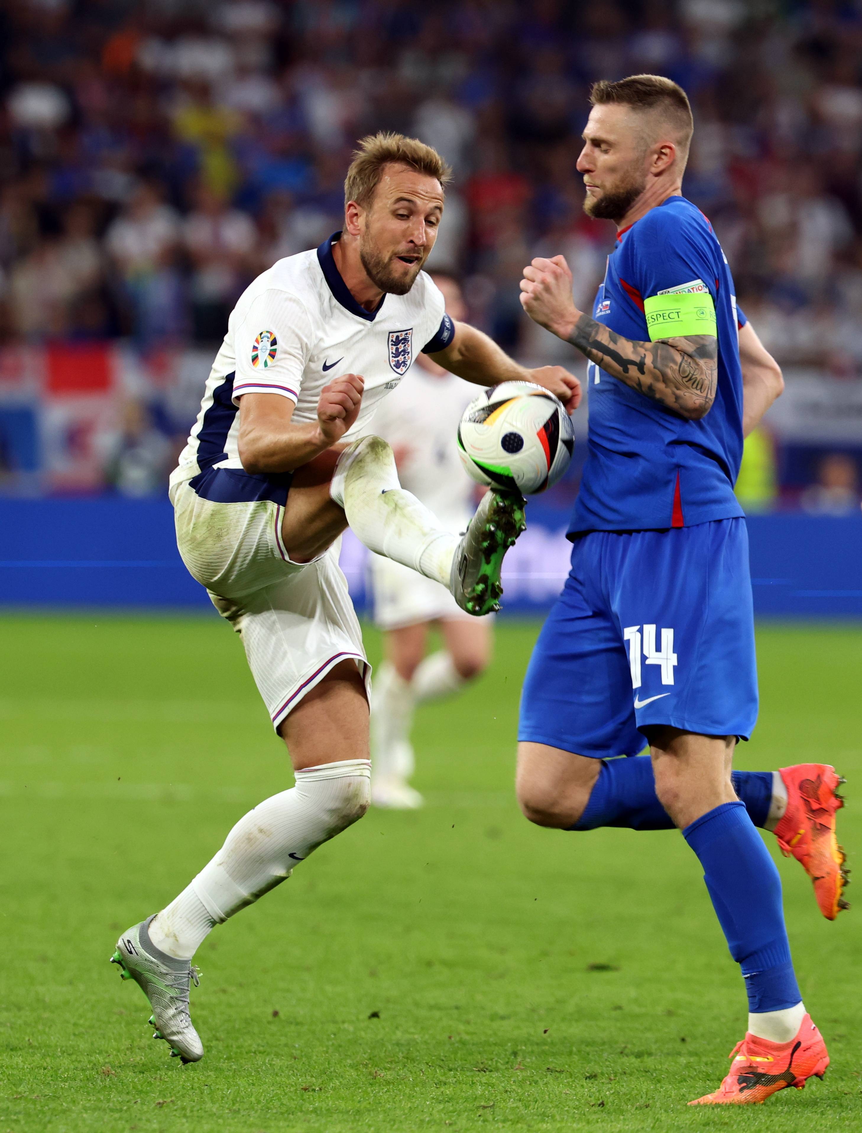 精致战术与技巧在欧洲足球赛场上展现 精致战术与技巧在欧洲足球赛场上展现