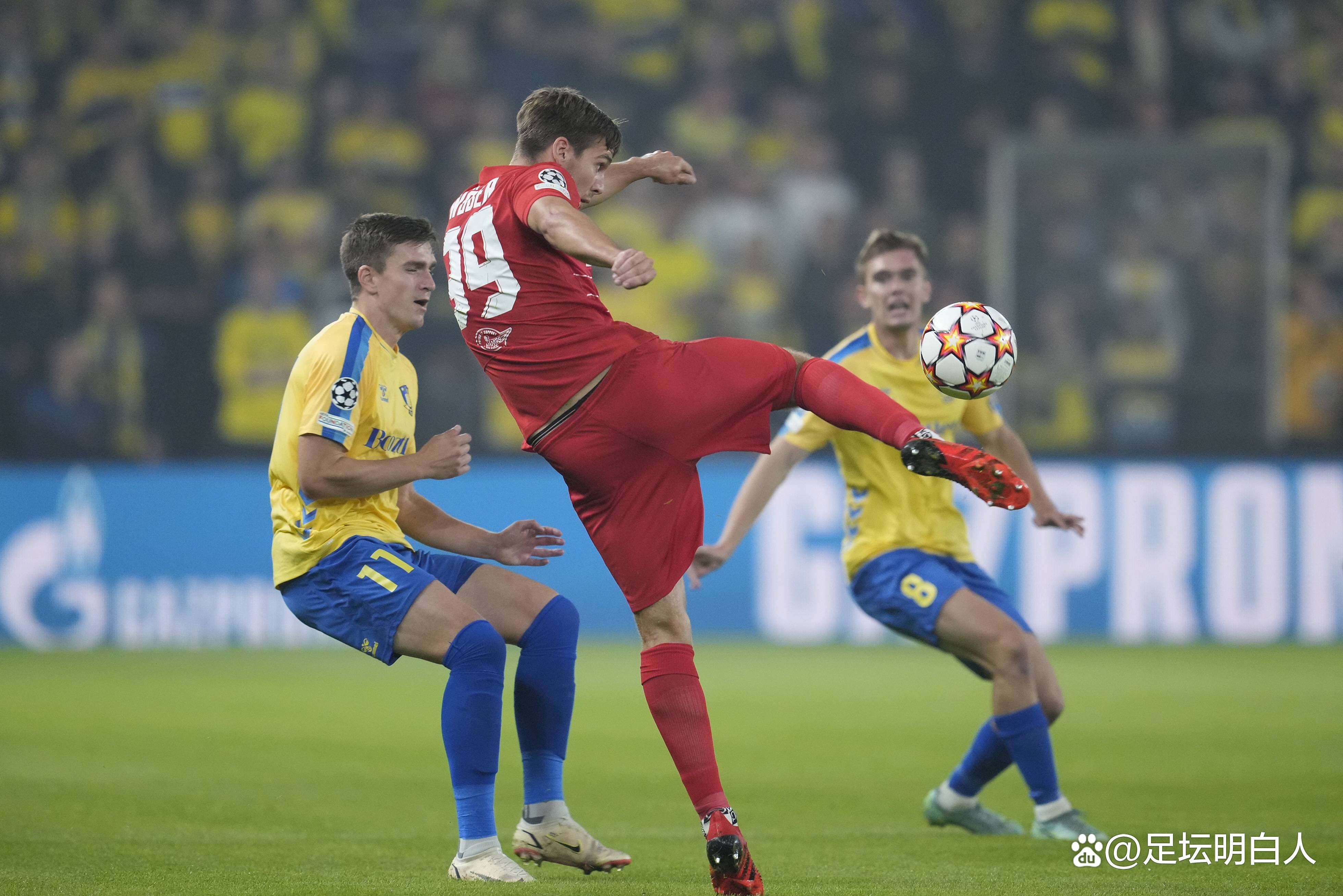 精致战术与技巧在欧洲足球赛场上展现 精致战术与技巧在欧洲足球赛场上展现