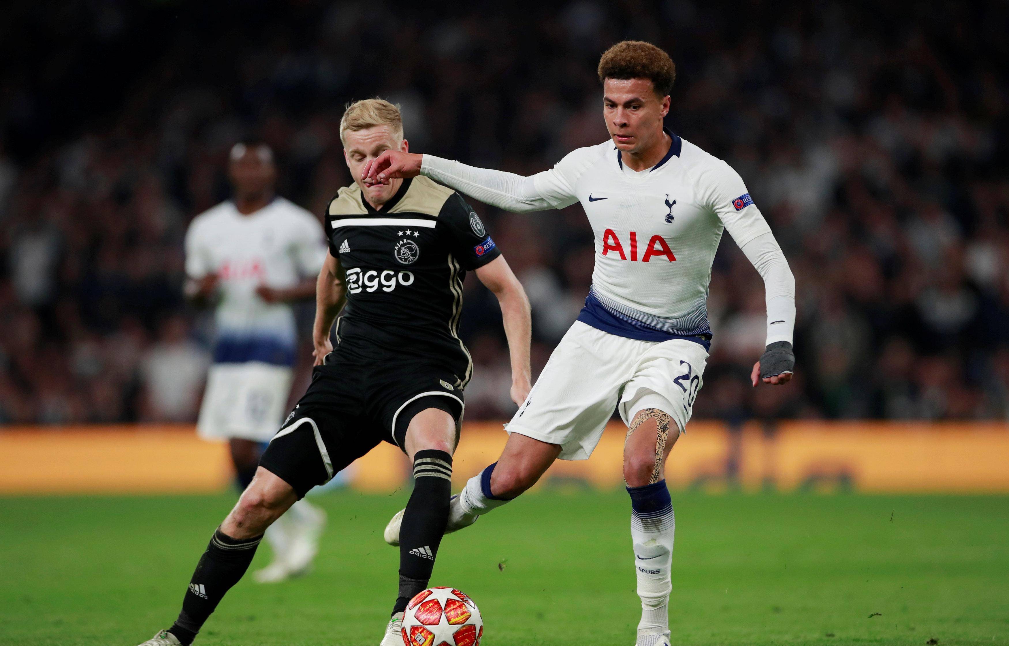 足球明星对决,球场上激烈竞争 足球明星对决,球场上激烈竞争