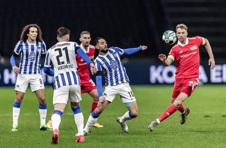 关于沙尔克遭遇挑战，力保主场不败纪录的信息