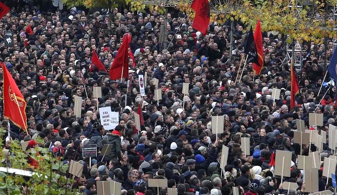 包含塞尔维亚遭受重创，出线形势不明的词条