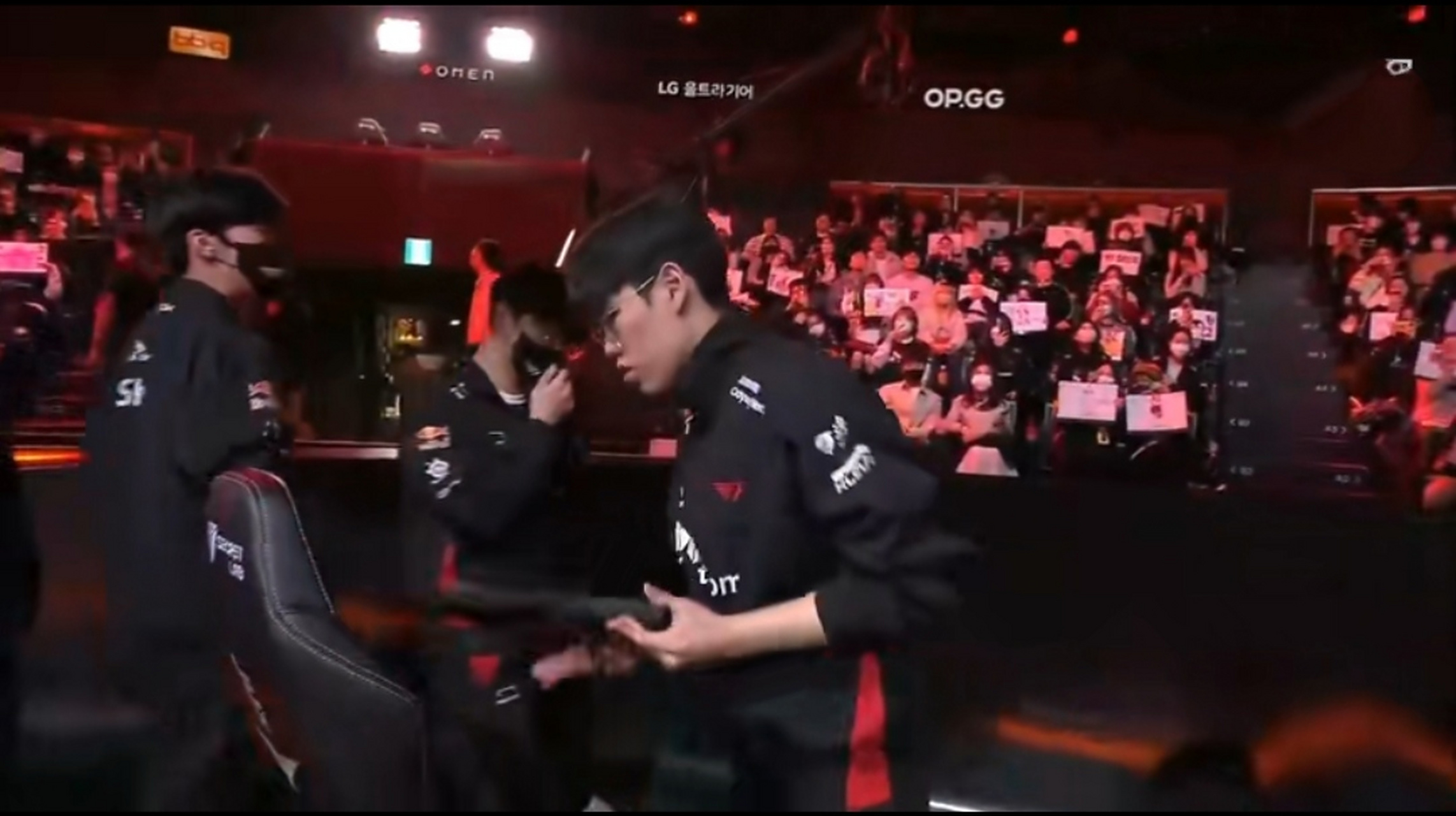 包含HLE险胜RNG,Knight团战一打五鏖战多局全球总决赛,锁定晋级资格的词条 包含HLE险胜RNG,Knight团战一打五鏖战多局全球总决赛,锁定晋级资格的词条