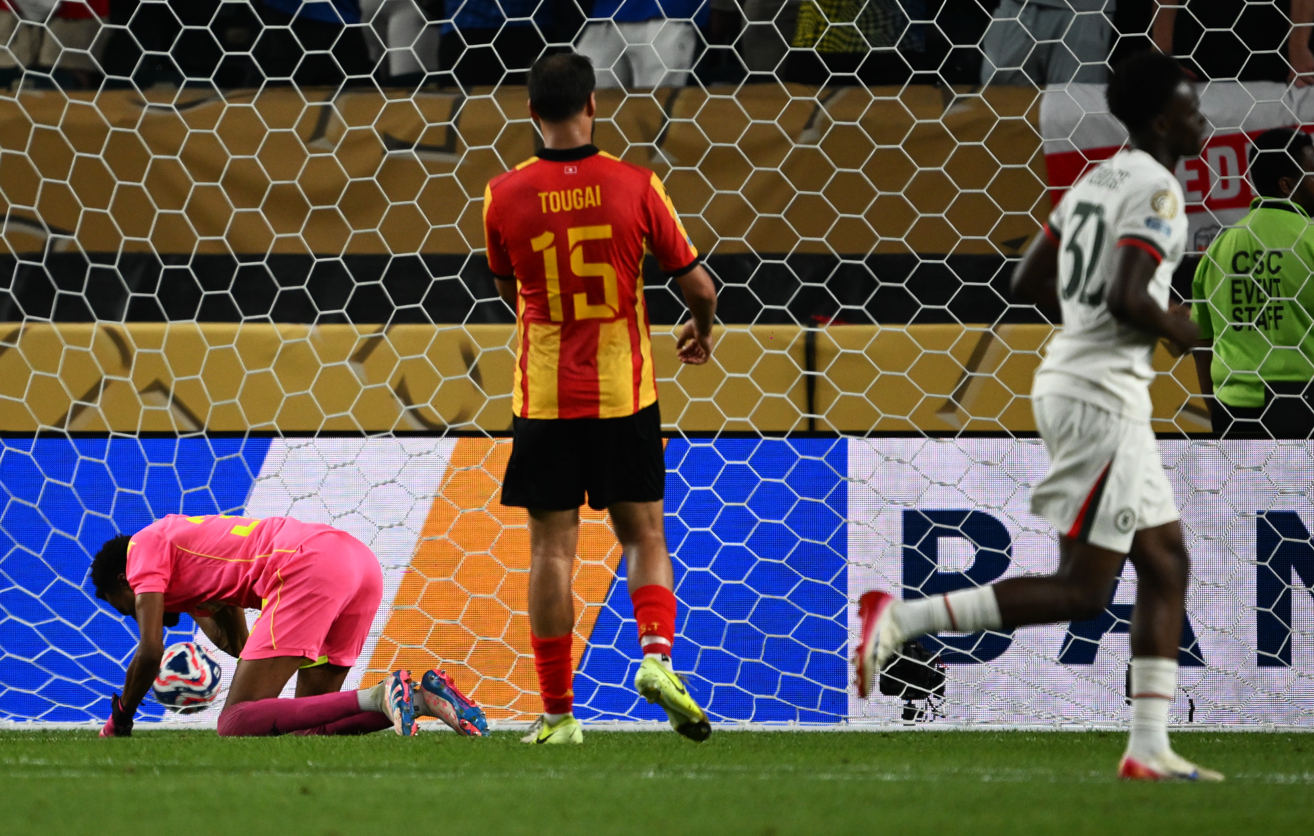 足球世界杯赛场上的激烈角逐引人注目 足球世界杯赛场上的激烈角逐引人注目