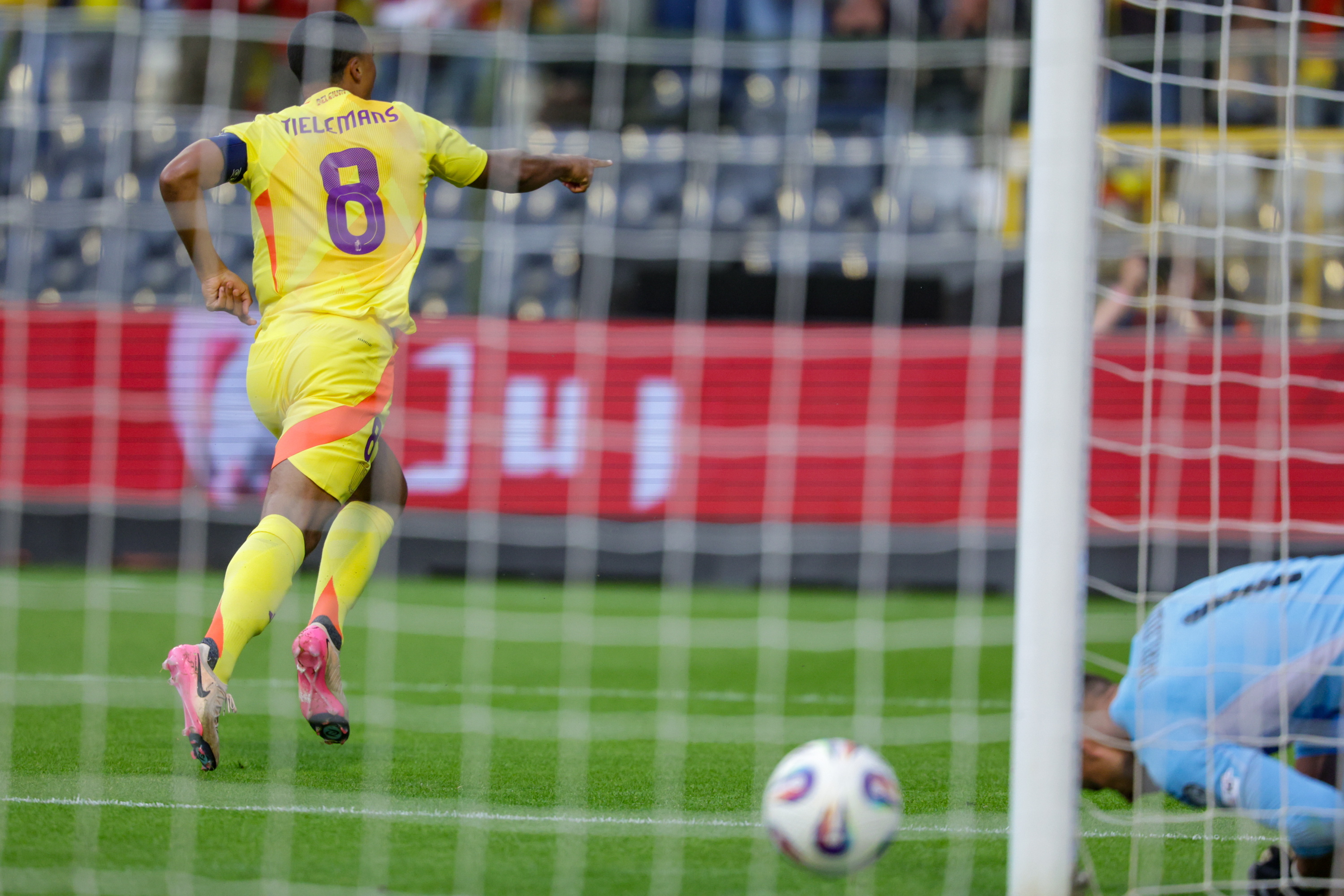 足球世界杯赛场上的激烈角逐引人注目 足球世界杯赛场上的激烈角逐引人注目