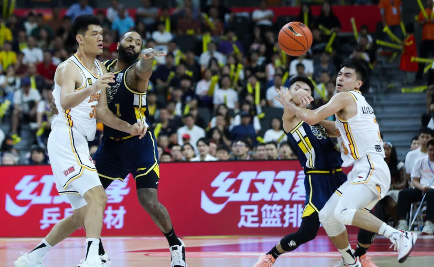 强队对抗的紧张场面，谁将夺得胜利的宝座？