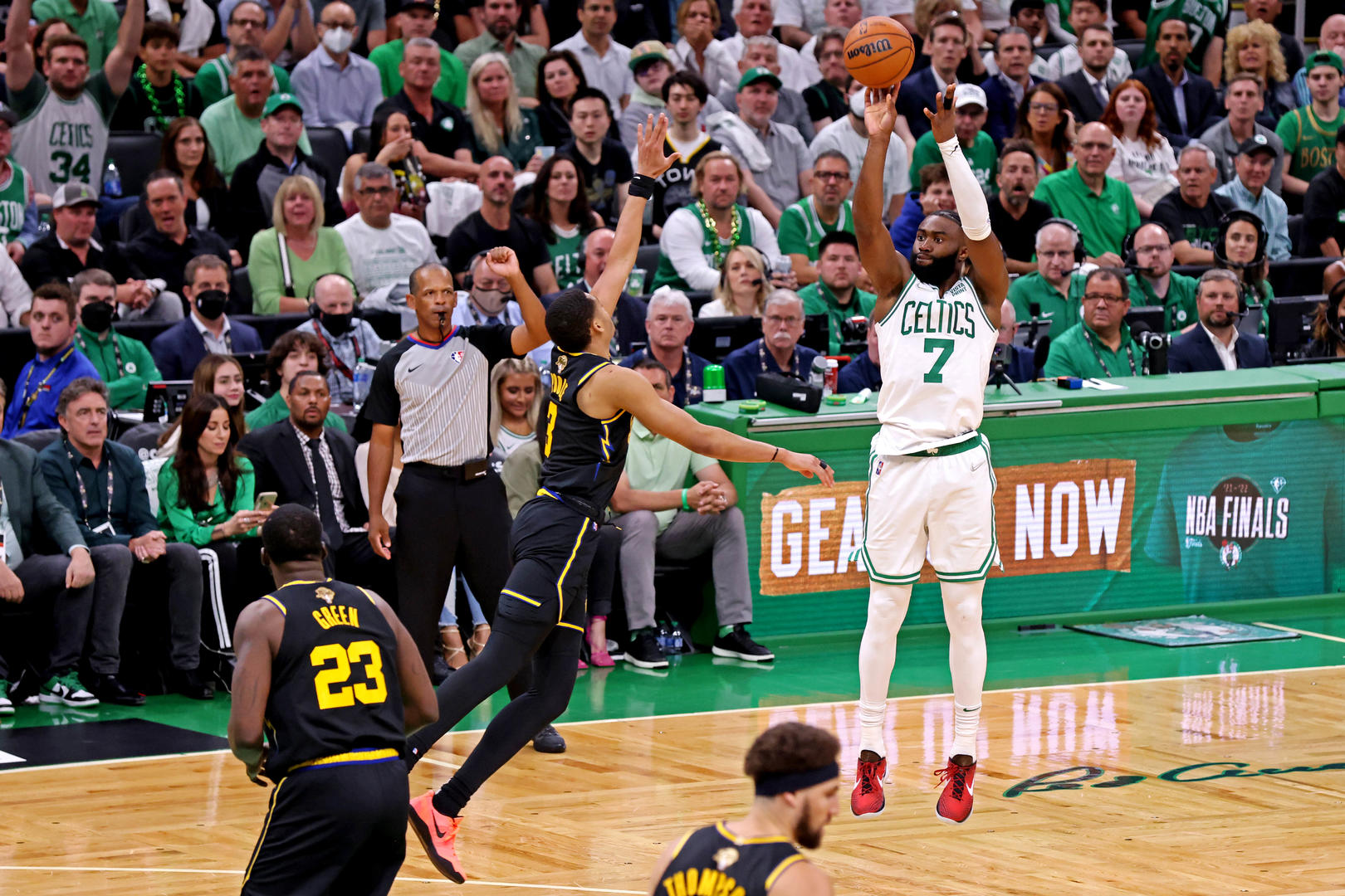 NBA东决第二场：凯尔特人加时战胜热火扳平比分的简单介绍