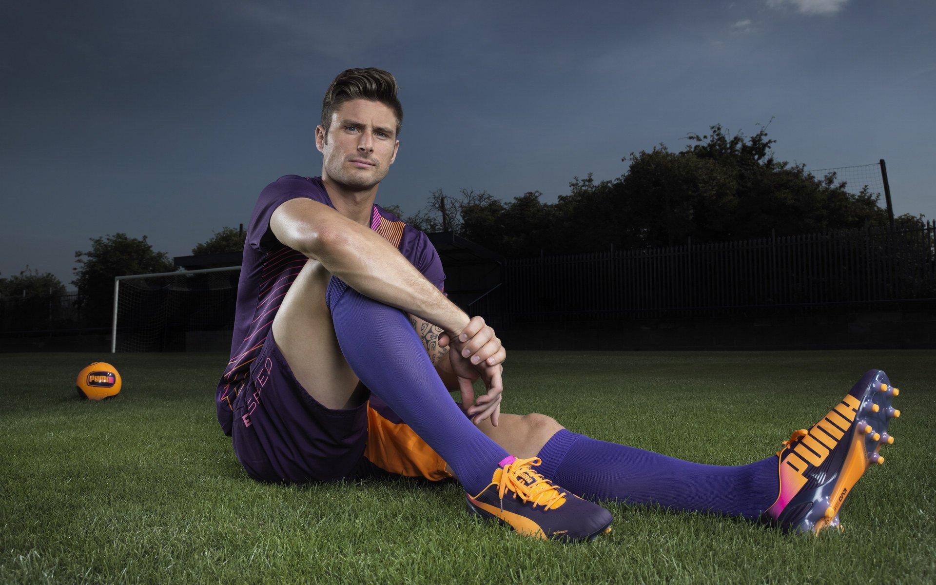 lol竞猜-绿茵场上的平行宇宙，当伊朗铁血对阵巴萨艺术，凯恩在另一时空拉开射手差距