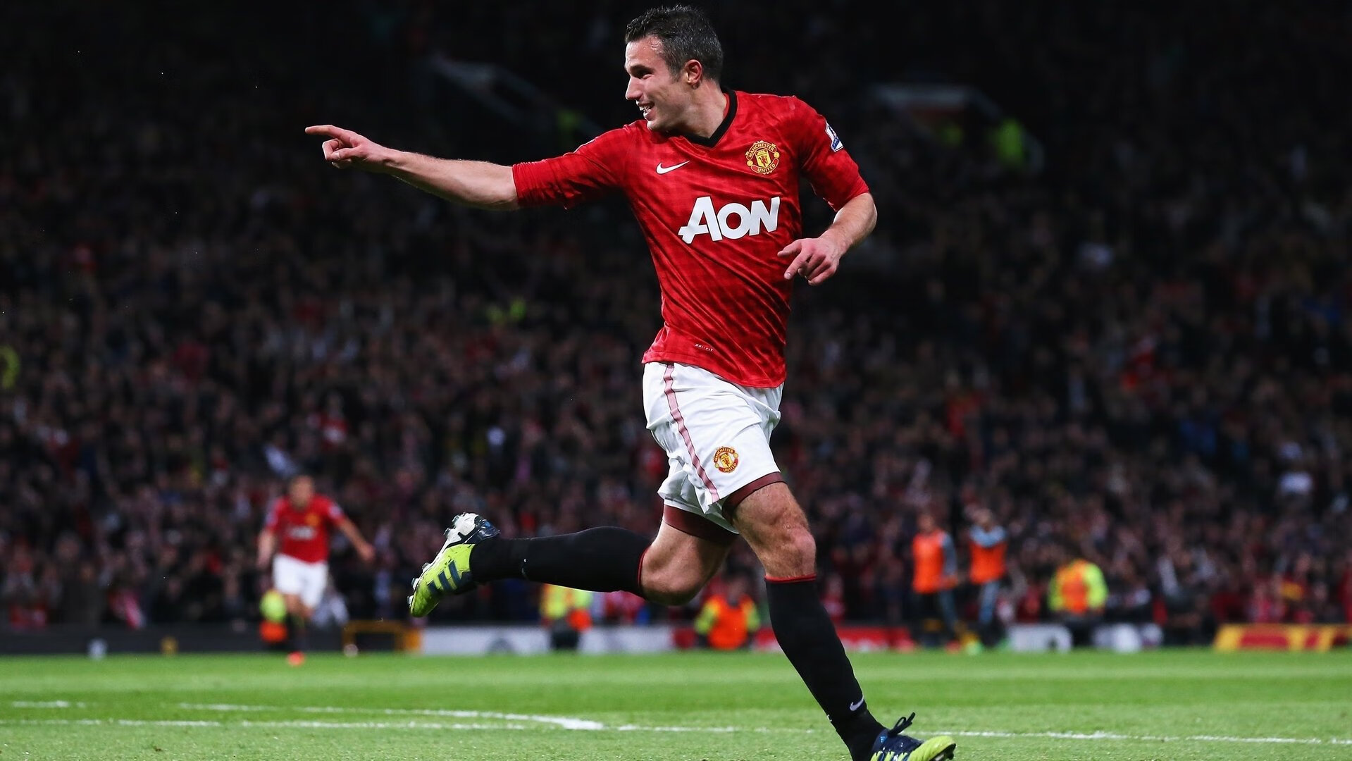 绿茵东西，从英超争冠到日尼鏖战，足球如何连接世界